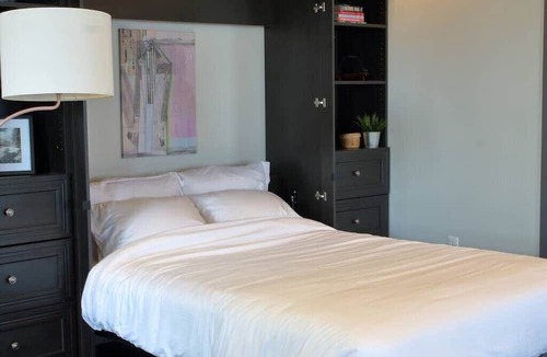 Bedford Apartment | Suite with AC, Industrial Styling