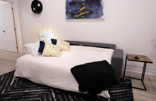 Milton Park Apartment | Blue&Gold/Plateau/St-Laurent/SelfCheck-In/AC/TV