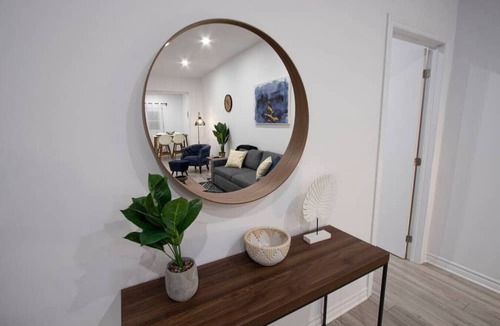 Milton Park Apartment | Blue&Gold/Plateau/St-Laurent/SelfCheck-In/AC/TV
