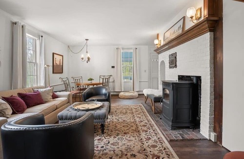 Epping Apartment | Federal on Exeter | Circa 1805 | Pet-Friendly