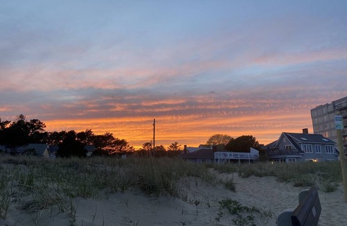 Ocean Park Cottage | “DRIFTWOOD” Quaint Cottage by the Sea- 600 ft from the sand!