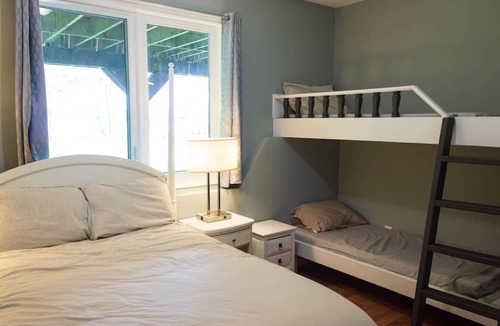 Adolphustown Cottage | Sunset Haven Waterfront Lake House - Four seasons