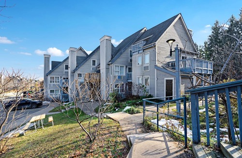 Craigleith Apartment | Walk to the chair lift Lofty condo w/shared pool & tennis - dogs OK