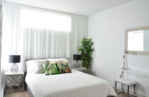 Plateau Mont Royal Apartment | FALL & WINTER SPECIAL! Huge Ground Floor apt with Courtyard - 5 bed + 6 bath
