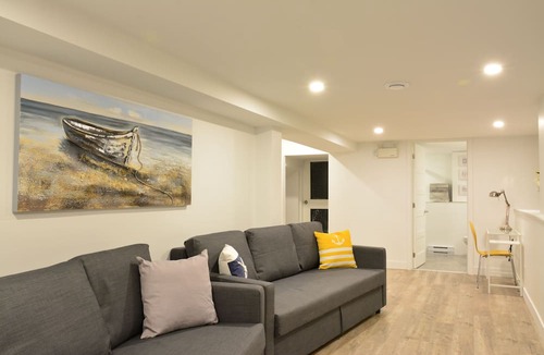 Plateau Mont Royal Apartment | FALL & WINTER SPECIAL! Huge Ground Floor apt with Courtyard - 5 bed + 6 bath