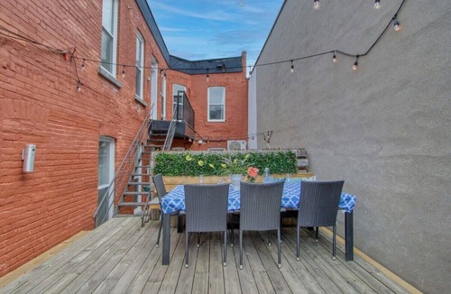 Plateau Mont Royal Apartment | MTLVR #13 | Sleeps 12, terrace, Family focused