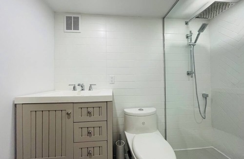 Brossard House | Cosy & Quiet near everything, 4BR + Heated Pool