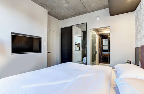 Shaughnessy Village Apartment | Spacious Apartment near McGill