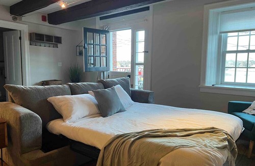 Portsmouth Apartment | The Tugboat - KingBed, Waterfront! Parking!