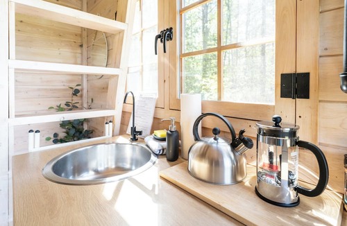 Gravenhurst Cabin | Off-Grid Getaway | Fireplace, BBQ & Patio