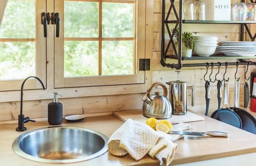 Gravenhurst Cabin | Off-Grid Getaway | Fireplace, BBQ & Patio