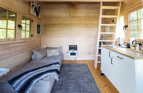 Gravenhurst Cabin | Off-Grid Getaway | Fireplace, BBQ & Patio