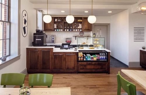 Orono Hotel | Spacious Queen Stay Near Orono Campus! Gym Access & Free Parking! Pets Welcome!