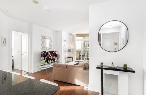 Downtown Mississauga Condo | Luxurious 2BR/2BATH Condo- Steps from Square One