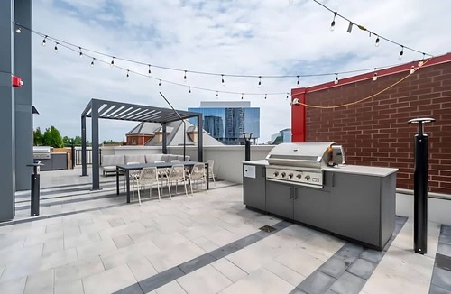Kitchener Apartment | High Rise 1BR Building with Gorgeous Views
