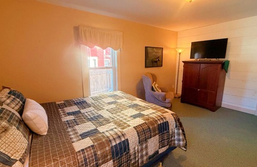 Greenville Junction Apartment | Lakeview, pet friendly apartment with lake access by the Juniper Motel