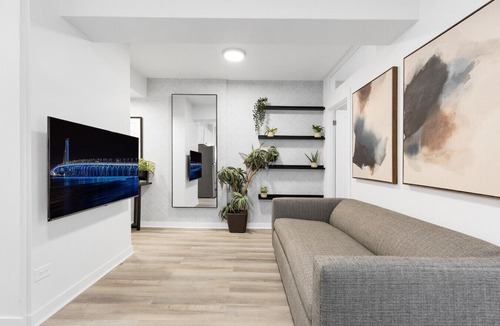 Milton Park Apartment | The Sherbrooke Suite