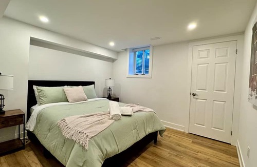 Erin Mills Apartment | Spacious and Luxurious 2BR Suite with Huge Windows