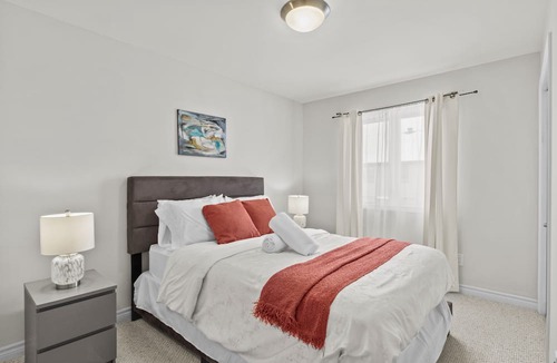 Plateau House | Peaceful and Spacious townhome with King Bed - 15 min from downtown Ottawa