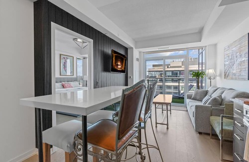 Pickering Apartment | Ultimate KING & QUEEN,PrivateBalcony, FreeParking, WIFI, Safe, Stylish