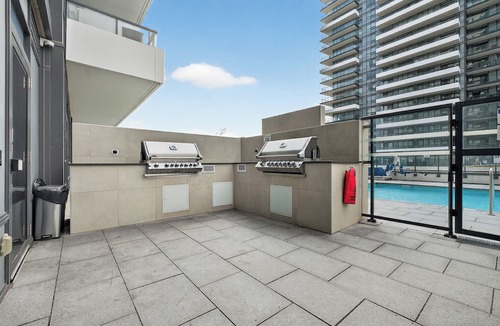 Pickering Apartment | Ultimate KING & QUEEN,PrivateBalcony, FreeParking, WIFI, Safe, Stylish