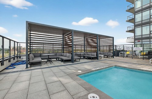 Pickering Apartment | Ultimate KING & QUEEN,PrivateBalcony, FreeParking, WIFI, Safe, Stylish