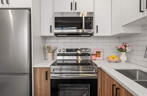 Banff Trail House | King Bed | Min to UofC | NEW
