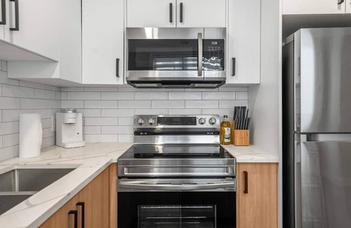 Banff Trail House | King Bed | Min to UofC | NEW