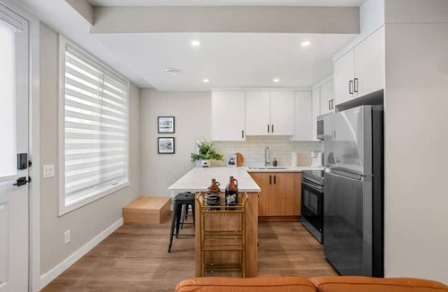 Banff Trail House | King Bed | Min to UofC | NEW