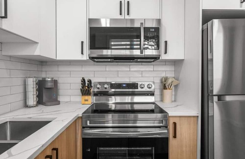 Banff Trail House | King Bed | Min to UofC | NEW