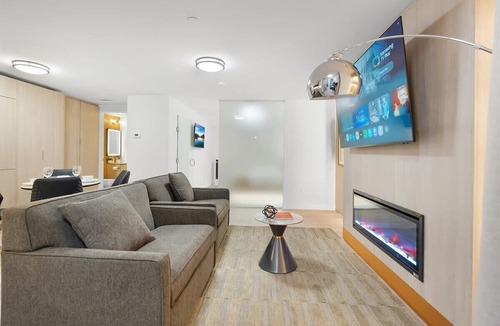 Toronto Entertainment District Apartment | 1BR Lower Boutique Suite Sleeps 4 WiFi+Parking