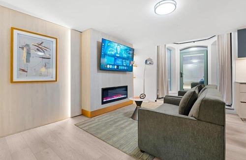Toronto Entertainment District Apartment | 1BR Lower Boutique Suite Sleeps 4 WiFi+Parking