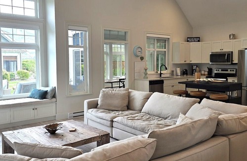 Okanagan-Similkameen House | Welcome to The Cottages! This stunning 3-bedroom, 3-bathroom cottage offers a beachy vibe