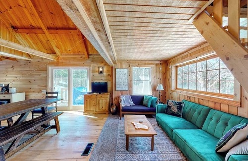 Greenville Cabin | Cozy woodsy Cabin w/a Deck, Firepit, Gas Grill, Free WiFi, & Full Kitchen