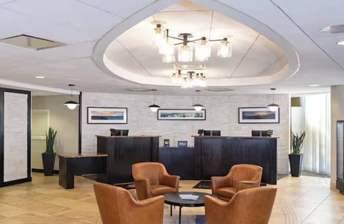 South Portland Hotel | King Suite w/Sofabed Near Portland Dining, Shops & Airport Shuttle