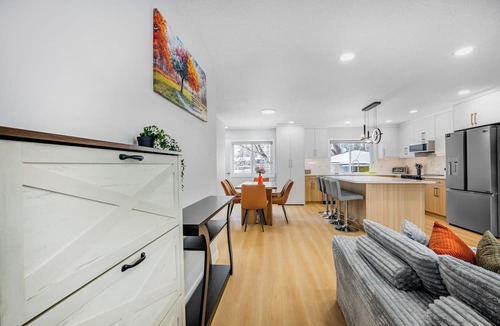 Northwest Calgary House | Spacious Retreat near Downtown&Airport, Free Park, AC, 2 Living Rooms, Backyard