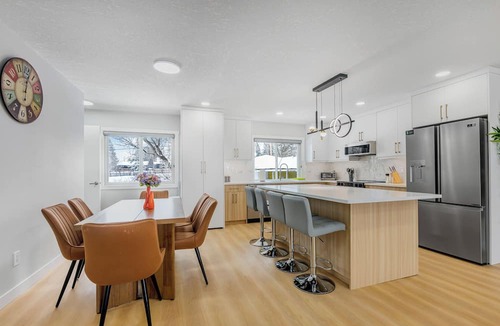 Northwest Calgary House | Spacious Retreat near Downtown&Airport, Free Park, AC, 2 Living Rooms, Backyard