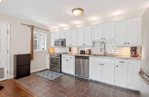 Newton Apartment | 2BR Surrey Pool Suite Near White Rock