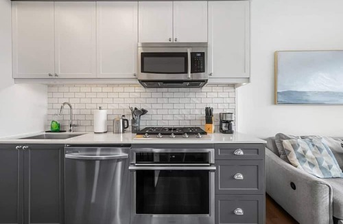 Kensington Apartment | NEW | 2 Bed | Pull out Sofa | UG Parking | AC