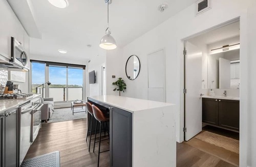 Kensington Apartment | NEW | 2 Bed | Pull out Sofa | UG Parking | AC