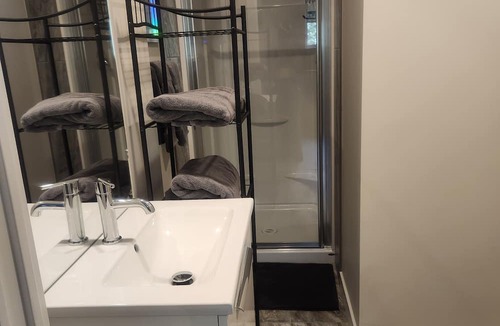 Southeast Kelowna Apartment | SWEET COZY SIMPLE .HARVEST GOLF .MISSION CREEK GOLF CLUBS .4 MIN.UTES AWAY
