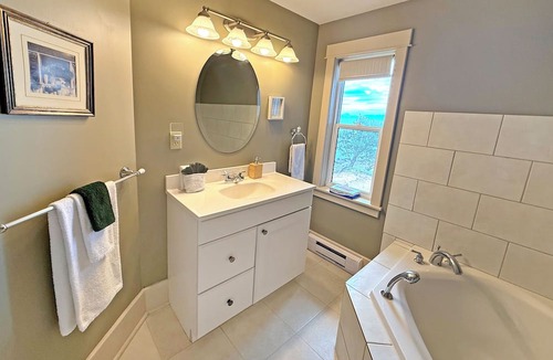 Regional District of Nanaimo Hotel | Oceanfront Suite with Big Bath Tub & Private Bath - Rm 7