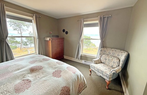 Regional District of Nanaimo Hotel | Oceanfront Suite with Big Bath Tub & Private Bath - Rm 7