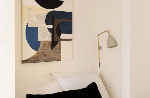 Old Montreal Apartment | Maison Place Jacques-Cartier Luxury One-Bedroom Apartment Old Montreal Freestanding bath Full Kitchen Skylight Wi-Fi AC