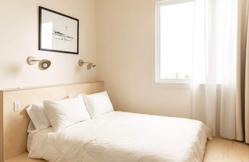L'Ile-du-Havre-Aubert House | Sea view boutique hotel room