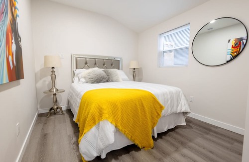 Downtown London Apartment | Downtown 2 bedroom near Victoria park in the Middle of Entertainment District