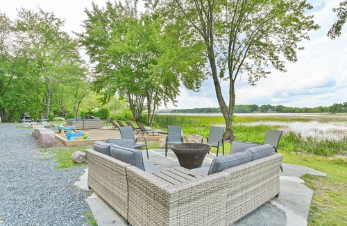 Centre Hastings Cottage | Lakefront 2BR Cottage with Firepit and Large Dock