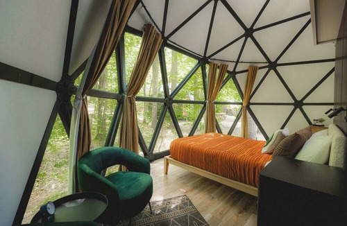 Freeport Cabin | Stargazing dome w/hot tub + sauna access - 02
