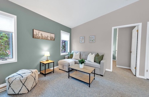 Burlington Apartment | Cozy & Comfortable, Downtown, Parking | TJSI
