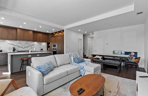 South Central House | Gyro Beach Getaway with Resort Style Amenities and Beach front access!